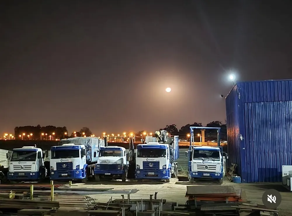 Caminhões e caçambas no pátio da Miraço